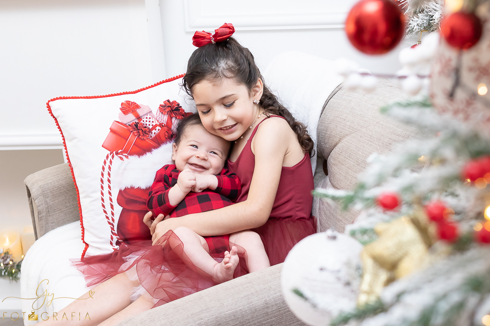 Ensaio de natal em Londrina com papai noel de verdade, cenário interativo com escorregador, neve, lareira e várias árvores maravilhosas. Momento registrado pela fotografa Giscellayne - Gy fotografia. Fotografo em Londrina especializado em ensaios de bebes
