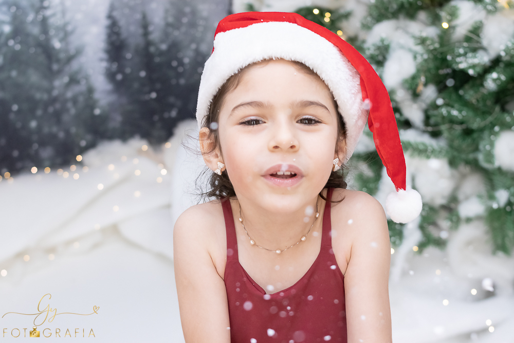 Ensaio de natal em Londrina com papai noel de verdade, cenário interativo com escorregador, neve, lareira e várias árvores maravilhosas. Momento registrado pela fotografa Giscellayne - Gy fotografia. Fotografo em Londrina especializado em ensaios de bebes