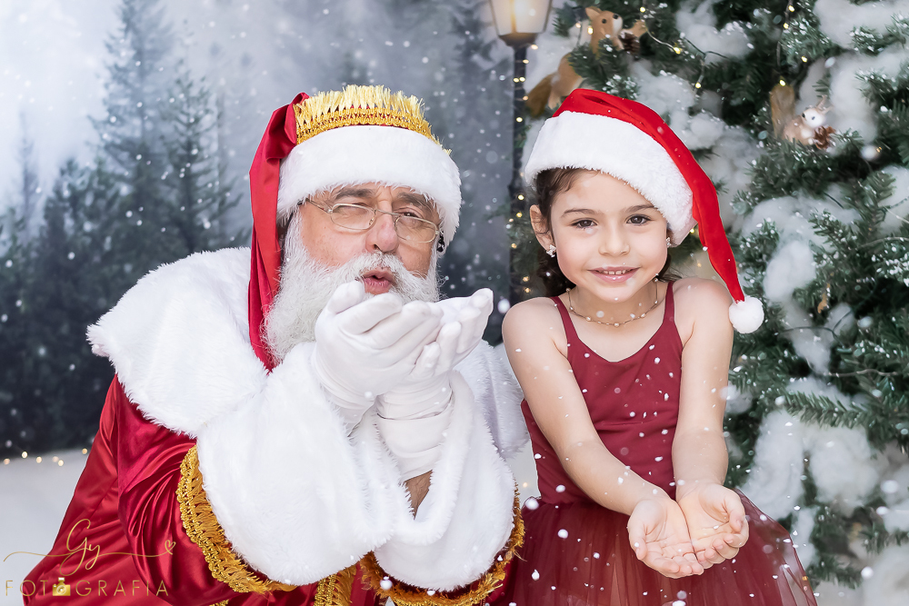 Ensaio de natal em Londrina com papai noel de verdade, cenário interativo com escorregador, neve, lareira e várias árvores maravilhosas. Momento registrado pela fotografa Giscellayne - Gy fotografia. Fotografo em Londrina especializado em ensaios de bebes