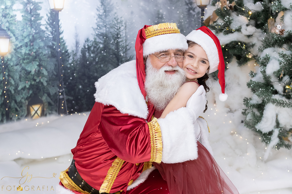 Ensaio de natal em Londrina com papai noel de verdade, cenário interativo com escorregador, neve, lareira e várias árvores maravilhosas. Momento registrado pela fotografa Giscellayne - Gy fotografia. Fotografo em Londrina especializado em ensaios de bebes