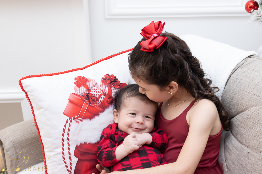 Ensaio de natal em Londrina com papai noel de verdade, cenário interativo com escorregador, neve, lareira e várias árvores maravilhosas. Momento registrado pela fotografa Giscellayne - Gy fotografia. Fotografo em Londrina especializado em ensaios de bebes