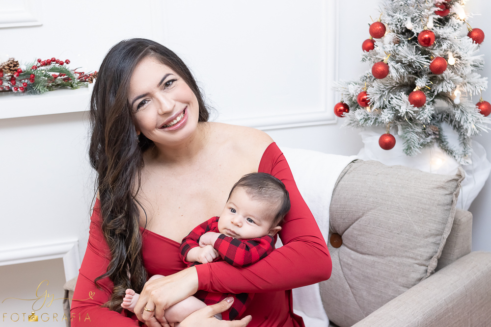 Ensaio de natal em Londrina com papai noel de verdade, cenário interativo com escorregador, neve, lareira e várias árvores maravilhosas. Momento registrado pela fotografa Giscellayne - Gy fotografia. Fotografo em Londrina especializado em ensaios de bebes