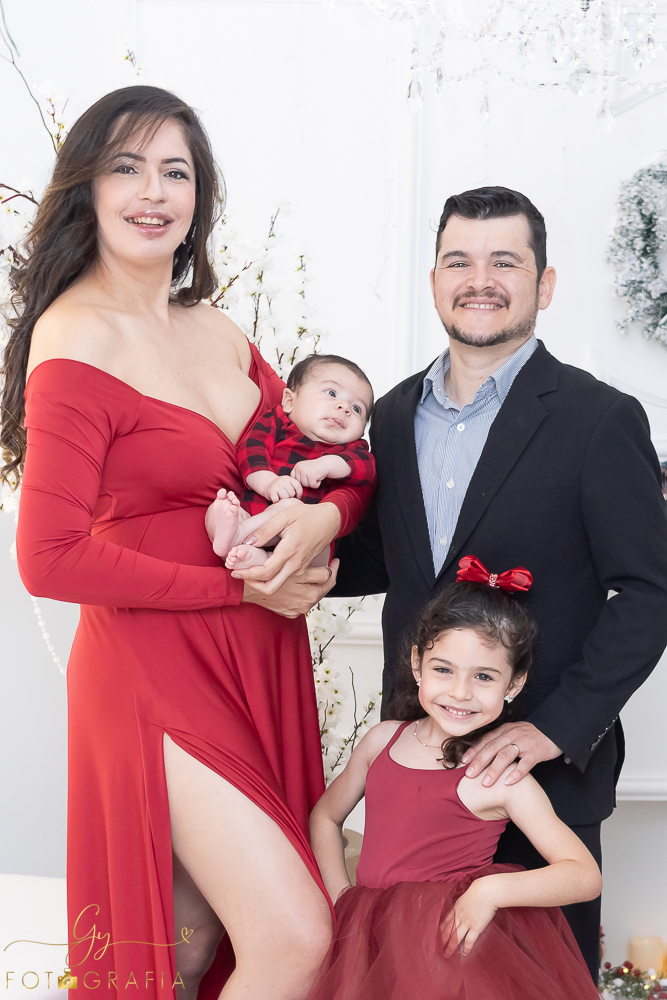 Ensaio de natal em Londrina com papai noel de verdade, cenário interativo com escorregador, neve, lareira e várias árvores maravilhosas. Momento registrado pela fotografa Giscellayne - Gy fotografia. Fotografo em Londrina especializado em ensaios de bebes