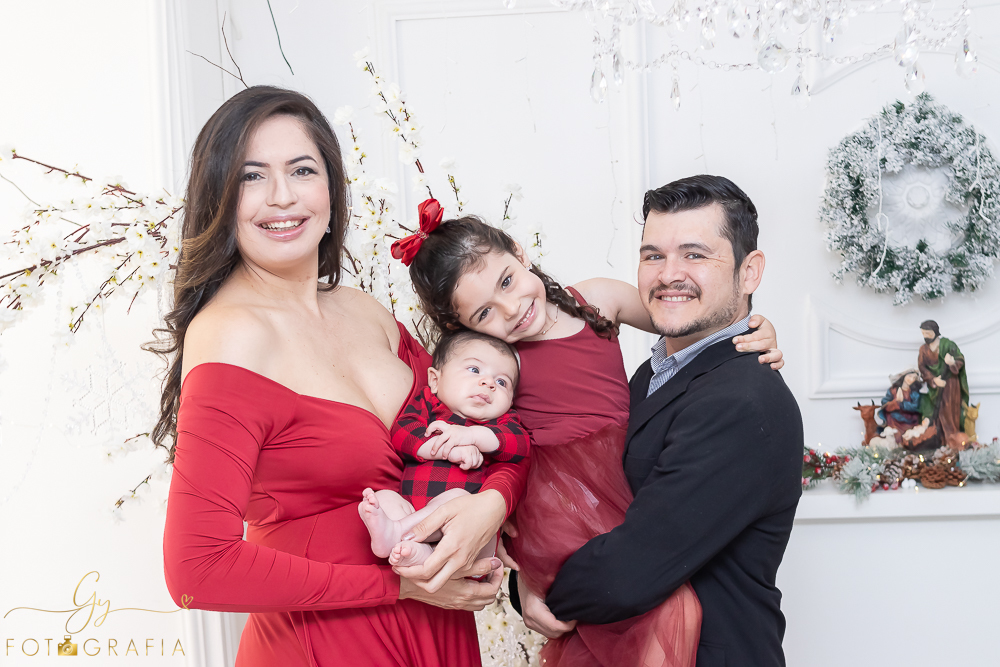 Ensaio de natal em Londrina com papai noel de verdade, cenário interativo com escorregador, neve, lareira e várias árvores maravilhosas. Momento registrado pela fotografa Giscellayne - Gy fotografia. Fotografo em Londrina especializado em ensaios de bebes