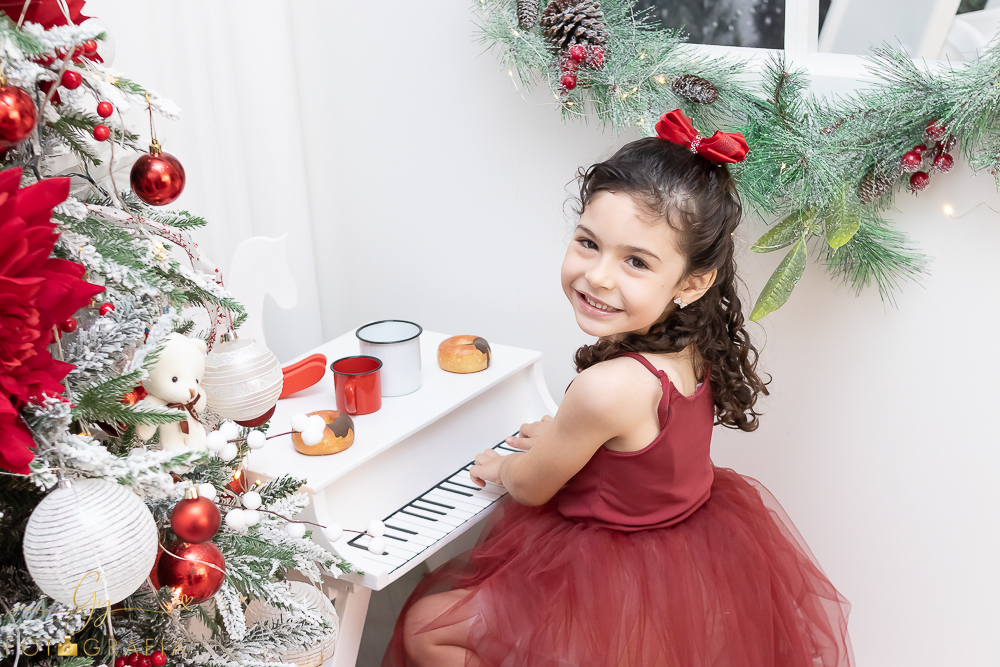 Ensaio de natal em Londrina com papai noel de verdade, cenário interativo com escorregador, neve, lareira e várias árvores maravilhosas. Momento registrado pela fotografa Giscellayne - Gy fotografia. Fotografo em Londrina especializado em ensaios de bebes