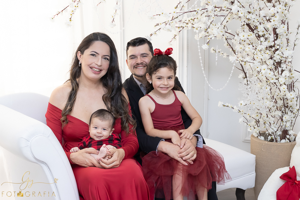 Ensaio de natal em Londrina com papai noel de verdade, cenário interativo com escorregador, neve, lareira e várias árvores maravilhosas. Momento registrado pela fotografa Giscellayne - Gy fotografia. Fotografo em Londrina especializado em ensaios de bebes