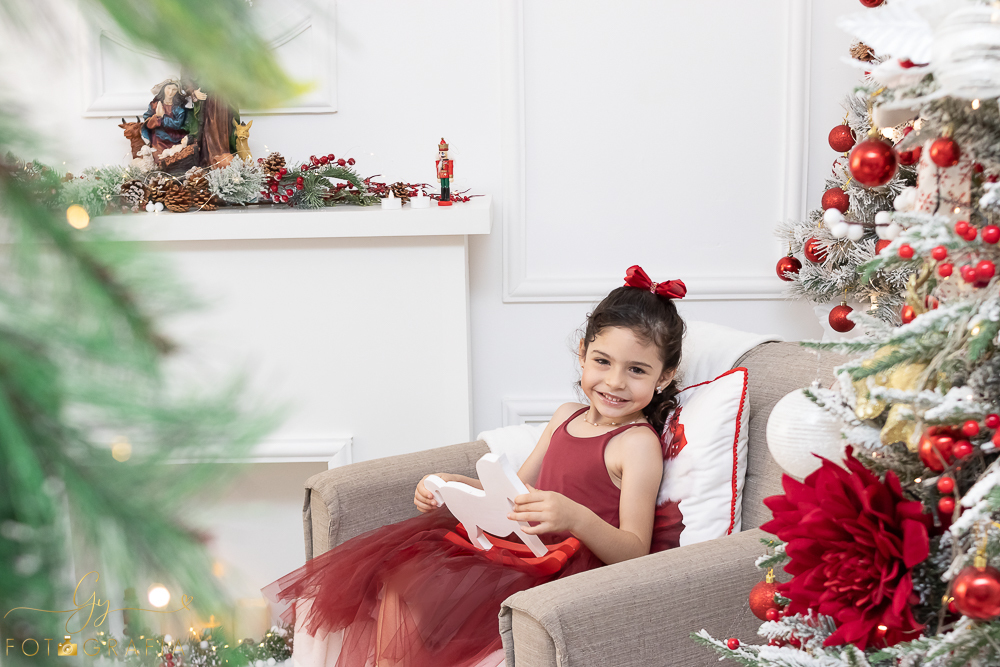 Ensaio de natal em Londrina com papai noel de verdade, cenário interativo com escorregador, neve, lareira e várias árvores maravilhosas. Momento registrado pela fotografa Giscellayne - Gy fotografia. Fotografo em Londrina especializado em ensaios de bebes