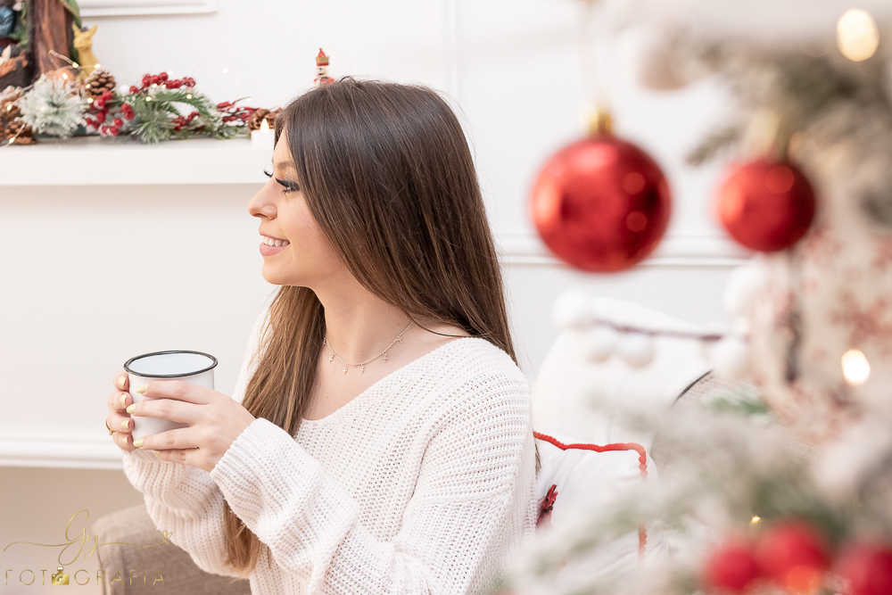 Ensaio de natal em Londrina com papai noel de verdade, cenário interativo com  neve, lareira e várias árvores maravilhosas. Momento registrado pela fotografa Giscellayne - Gy fotografia. Fotografo em Londrina especializado em ensaios de família