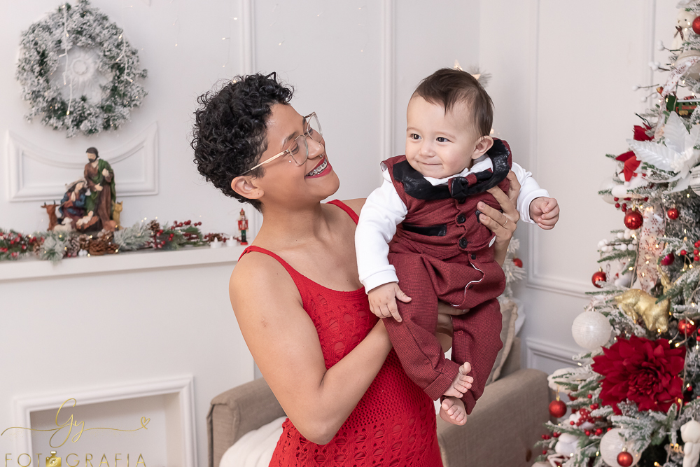 Ensaio de natal em estudio com papai noel. Fotógrafo em Londrina especializado em ensaios de bebes, crianças e famílias. Momento registrado pela fotografa giscellayne. Gy fotografia.