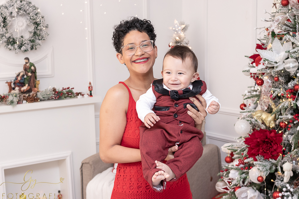 Ensaio de natal em estudio com papai noel. Fotógrafo em Londrina especializado em ensaios de bebes, crianças e famílias. Momento registrado pela fotografa giscellayne. Gy fotografia.