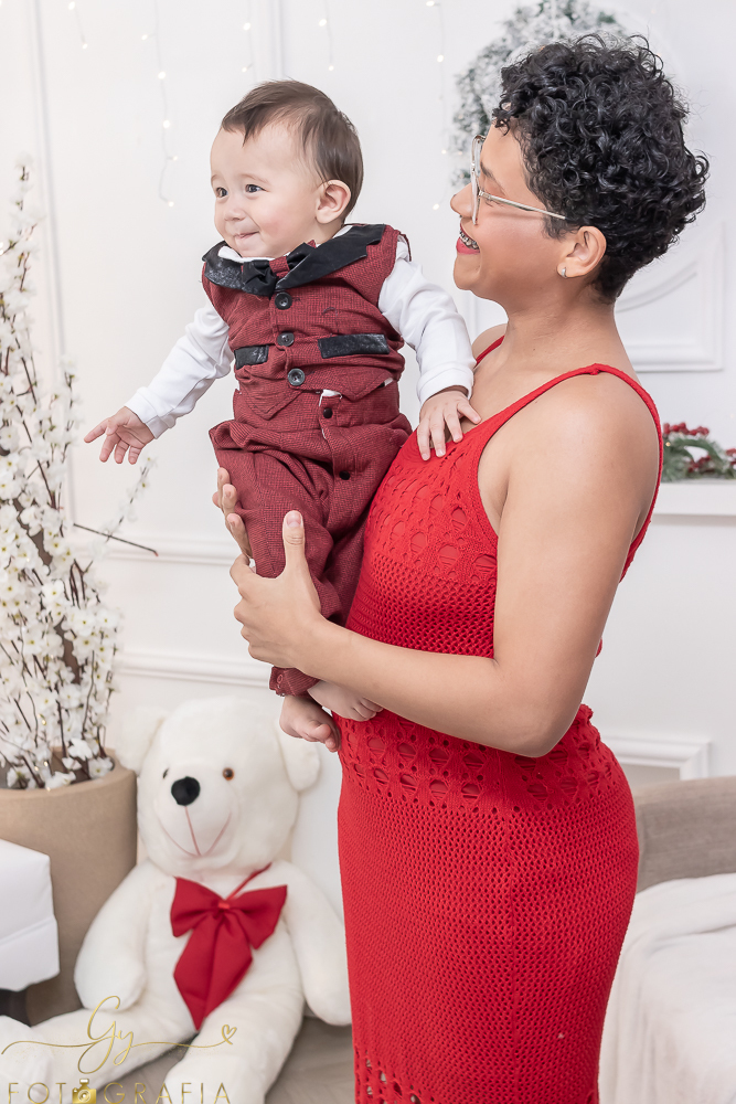 Ensaio de natal em estudio com papai noel. Fotógrafo em Londrina especializado em ensaios de bebes, crianças e famílias. Momento registrado pela fotografa giscellayne. Gy fotografia.