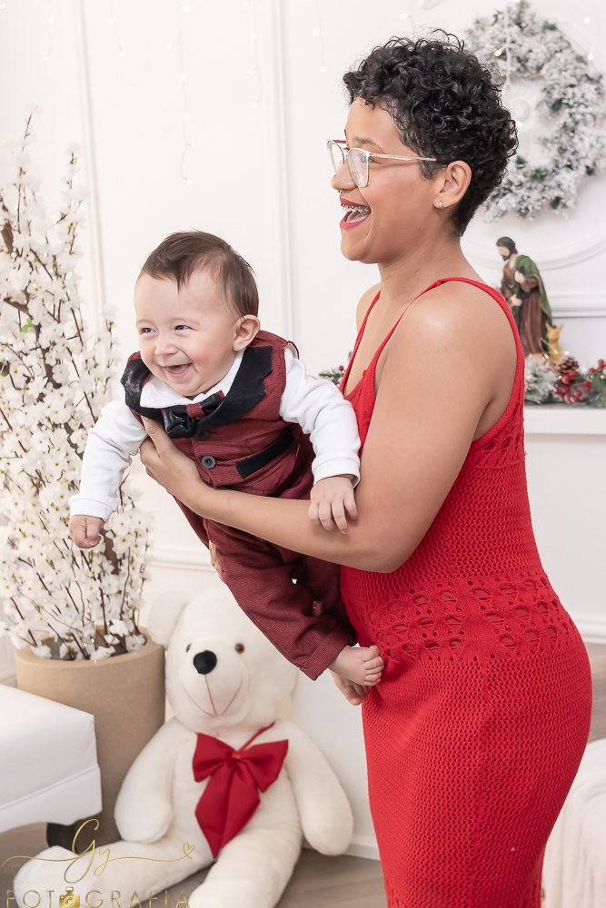 Ensaio de natal em estudio com papai noel. Fotógrafo em Londrina especializado em ensaios de bebes, crianças e famílias. Momento registrado pela fotografa giscellayne. Gy fotografia.