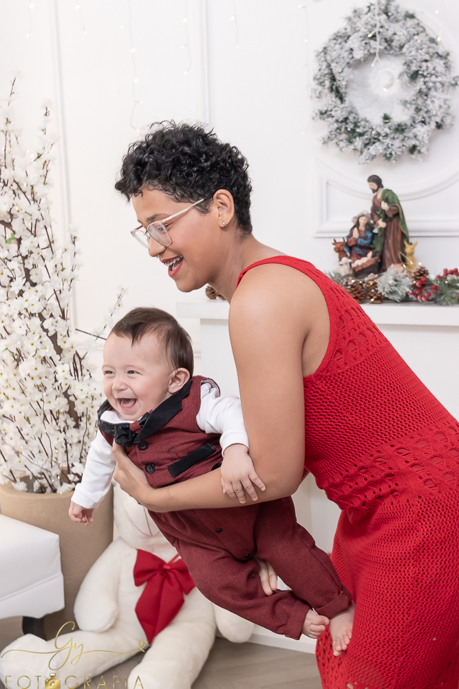 Ensaio de natal em estudio com papai noel. Fotógrafo em Londrina especializado em ensaios de bebes, crianças e famílias. Momento registrado pela fotografa giscellayne. Gy fotografia.