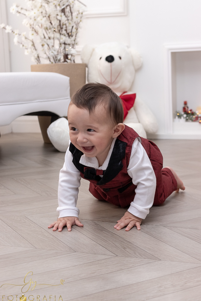 Ensaio de natal em estudio com papai noel. Fotógrafo em Londrina especializado em ensaios de bebes, crianças e famílias. Momento registrado pela fotografa giscellayne. Gy fotografia.