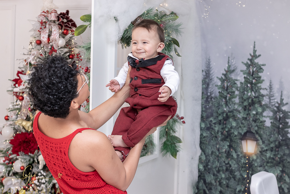 Ensaio de natal em estudio com papai noel. Fotógrafo em Londrina especializado em ensaios de bebes, crianças e famílias. Momento registrado pela fotografa giscellayne. Gy fotografia.