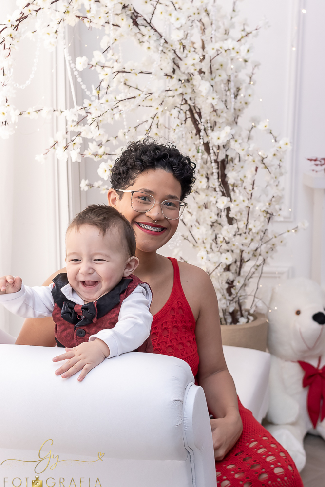 Ensaio de natal em estudio com papai noel. Fotógrafo em Londrina especializado em ensaios de bebes, crianças e famílias. Momento registrado pela fotografa giscellayne. Gy fotografia.
