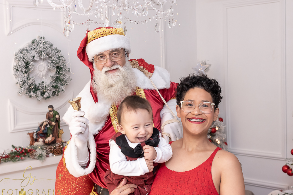 Ensaio de natal em estudio com papai noel. Fotógrafo em Londrina especializado em ensaios de bebes, crianças e famílias. Momento registrado pela fotografa giscellayne. Gy fotografia.