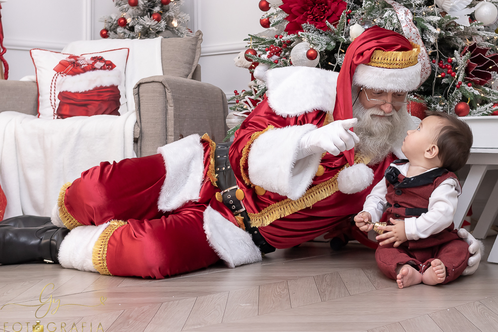 Ensaio de natal em estudio com papai noel. Fotógrafo em Londrina especializado em ensaios de bebes, crianças e famílias. Momento registrado pela fotografa giscellayne. Gy fotografia.