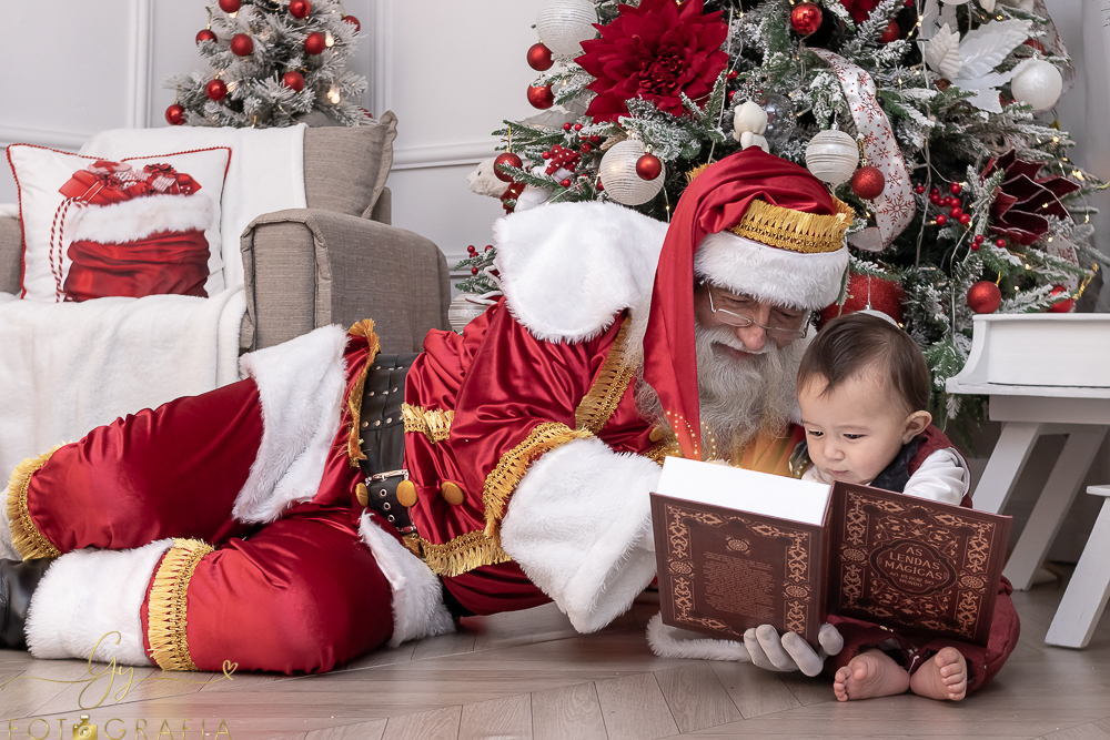 Ensaio de natal em estudio com papai noel. Fotógrafo em Londrina especializado em ensaios de bebes, crianças e famílias. Momento registrado pela fotografa giscellayne. Gy fotografia.
