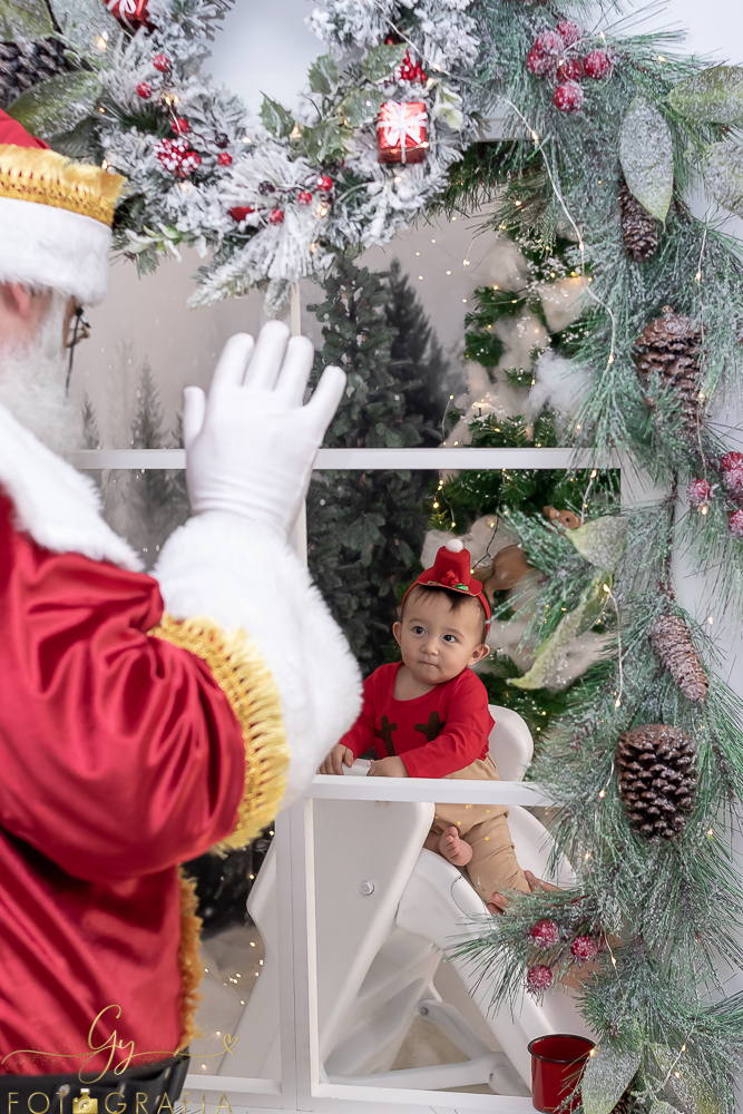Ensaio de natal em estudio com papai noel. Fotógrafo em Londrina especializado em ensaios de bebes, crianças e famílias. Momento registrado pela fotografa giscellayne. Gy fotografia.