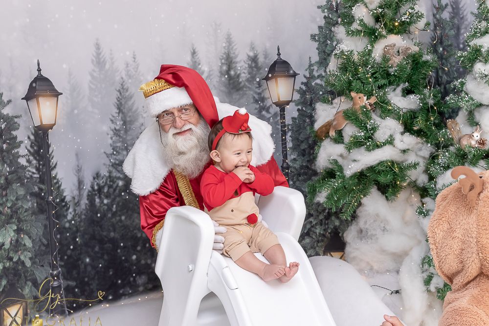 Ensaio de natal em estudio com papai noel. Fotógrafo em Londrina especializado em ensaios de bebes, crianças e famílias. Momento registrado pela fotografa giscellayne. Gy fotografia.