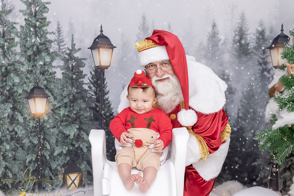 Ensaio de natal em estudio com papai noel. Fotógrafo em Londrina especializado em ensaios de bebes, crianças e famílias. Momento registrado pela fotografa giscellayne. Gy fotografia.