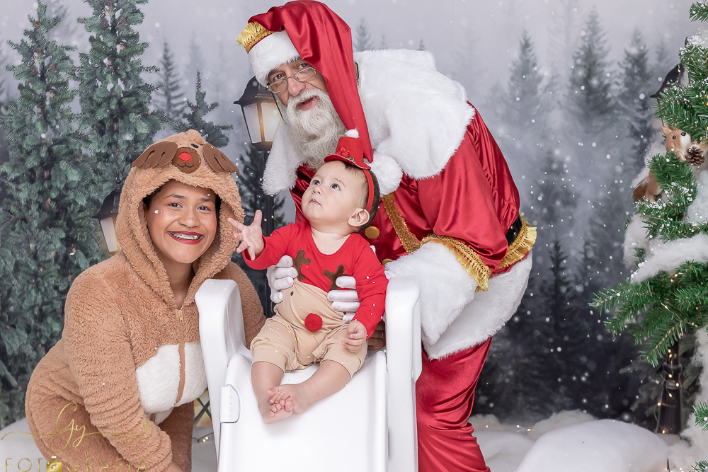 Ensaio de natal em estudio com papai noel. Fotógrafo em Londrina especializado em ensaios de bebes, crianças e famílias. Momento registrado pela fotografa giscellayne. Gy fotografia.