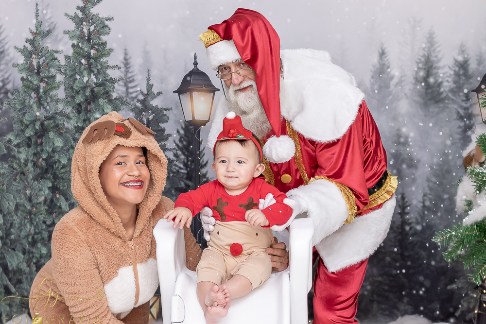 Ensaio de natal em estudio com papai noel. Fotógrafo em Londrina especializado em ensaios de bebes, crianças e famílias. Momento registrado pela fotografa giscellayne. Gy fotografia.