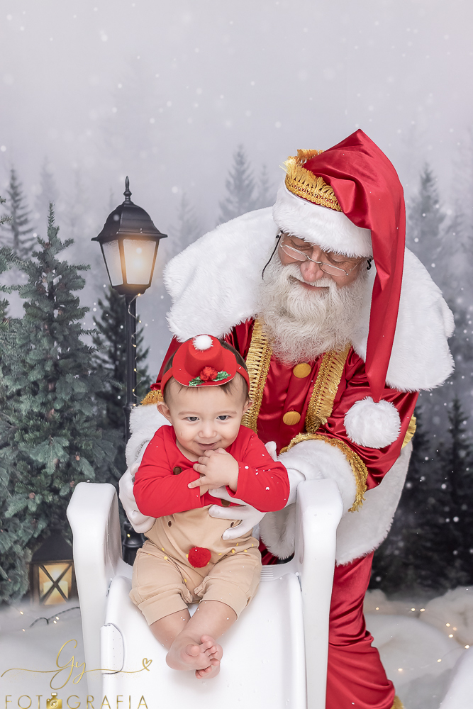 Ensaio de natal em estudio com papai noel. Fotógrafo em Londrina especializado em ensaios de bebes, crianças e famílias. Momento registrado pela fotografa giscellayne. Gy fotografia.