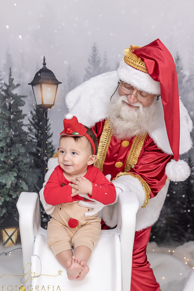 Ensaio de natal em estudio com papai noel. Fotógrafo em Londrina especializado em ensaios de bebes, crianças e famílias. Momento registrado pela fotografa giscellayne. Gy fotografia.