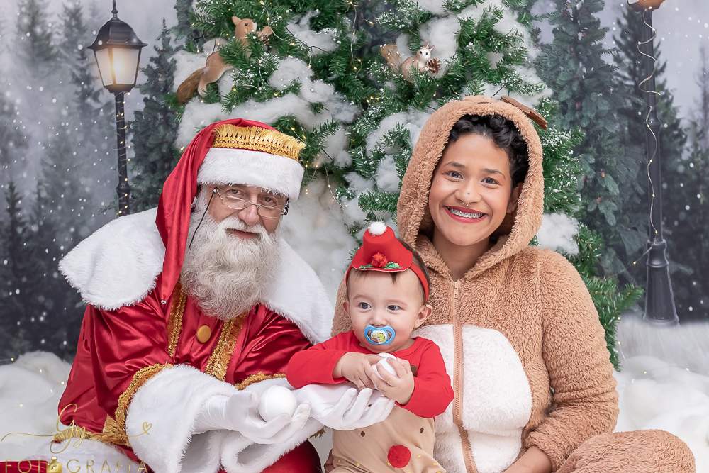Ensaio de natal em estudio com papai noel. Fotógrafo em Londrina especializado em ensaios de bebes, crianças e famílias. Momento registrado pela fotografa giscellayne. Gy fotografia.
