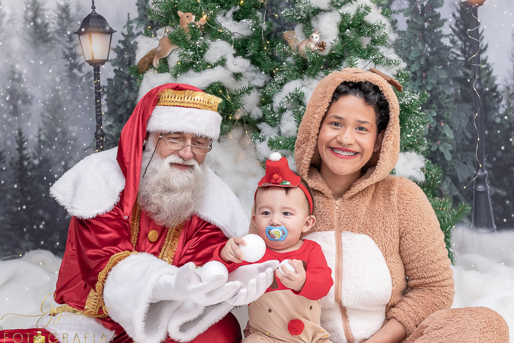 Ensaio de natal em estudio com papai noel. Fotógrafo em Londrina especializado em ensaios de bebes, crianças e famílias. Momento registrado pela fotografa giscellayne. Gy fotografia.