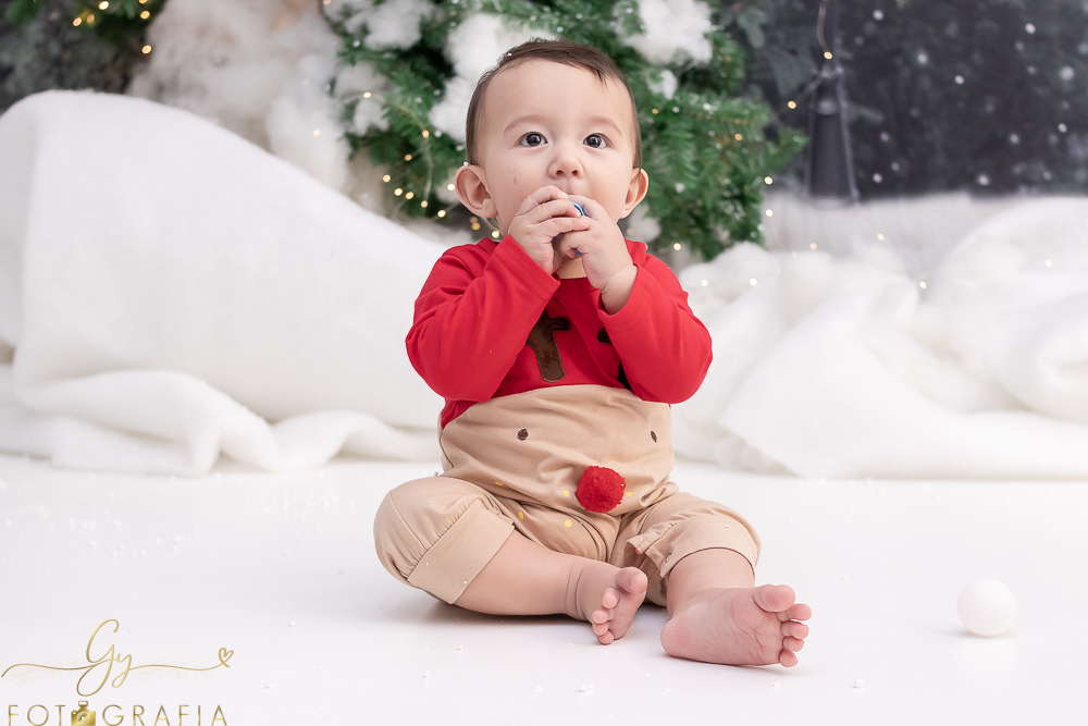 Ensaio de natal em estudio com papai noel. Fotógrafo em Londrina especializado em ensaios de bebes, crianças e famílias. Momento registrado pela fotografa giscellayne. Gy fotografia.