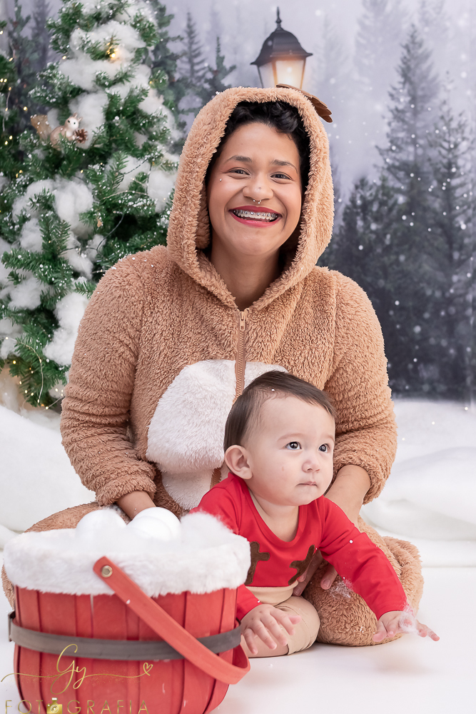 Ensaio de natal em estudio com papai noel. Fotógrafo em Londrina especializado em ensaios de bebes, crianças e famílias. Momento registrado pela fotografa giscellayne. Gy fotografia.