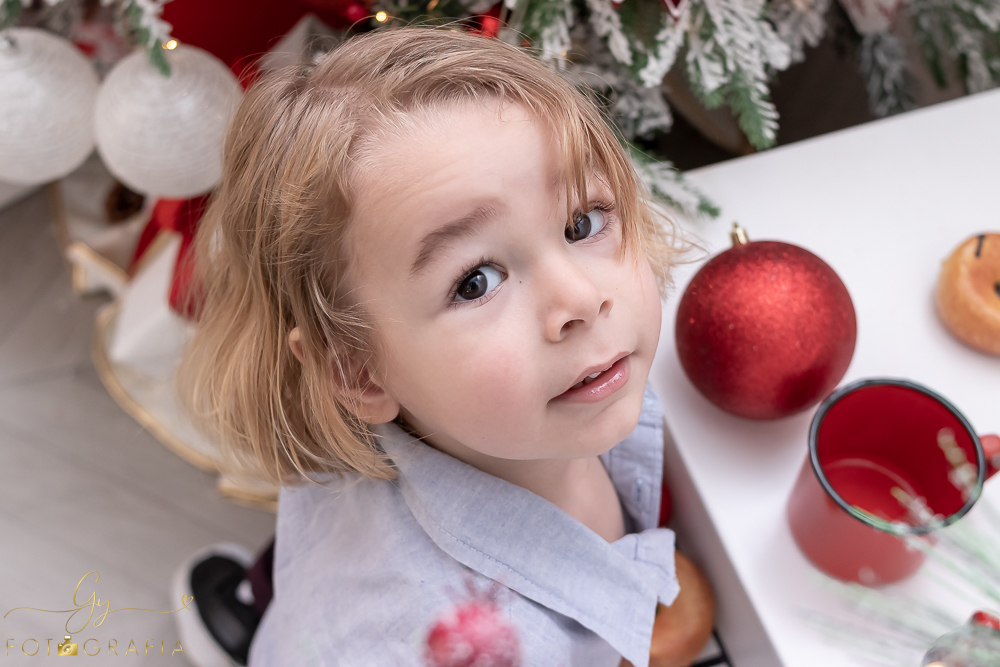 Ensaio de natal em Londrina. Fotógrafo em londrina especializado em ensaios de bebês e crianças. Momento registrado pela fotógrafa Giscellayne | Gy fotografia 