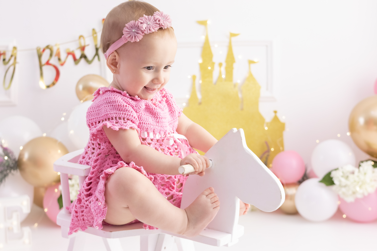 Ensaio smash the cake com a família. Fotos na cama, com cavalinho, na banheira no cenário de princesa. Fotógrafo em londrina especializado em ensaios de bebês e crianças. Momento registrado pela fotógrafa Giscellayne | Gy Fotografia.