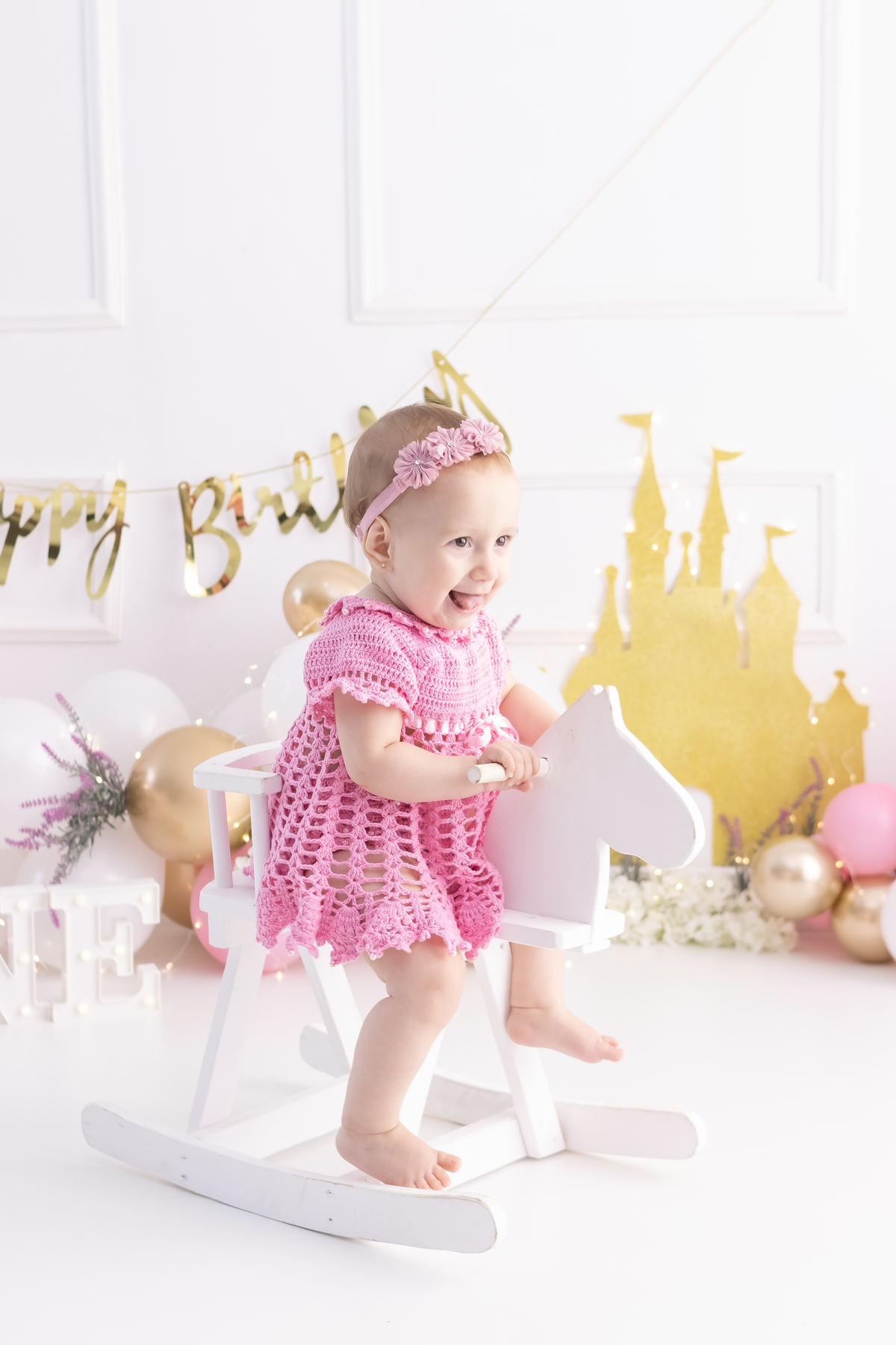 Ensaio smash the cake com a família. Fotos na cama, com cavalinho, na banheira no cenário de princesa. Fotógrafo em londrina especializado em ensaios de bebês e crianças. Momento registrado pela fotógrafa Giscellayne | Gy Fotografia.