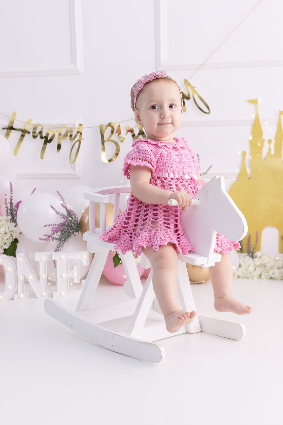 Ensaio smash the cake com a família. Fotos na cama, com cavalinho, na banheira no cenário de princesa. Fotógrafo em londrina especializado em ensaios de bebês e crianças. Momento registrado pela fotógrafa Giscellayne | Gy Fotografia.