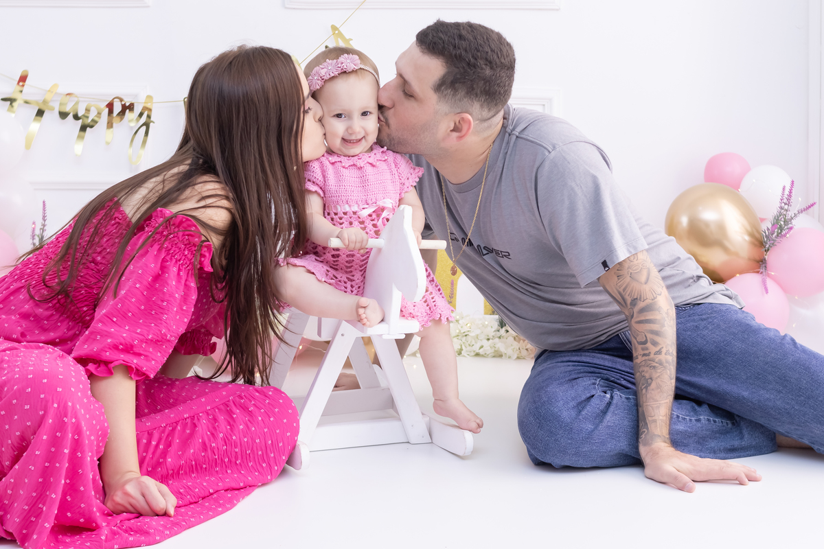 Ensaio smash the cake com a família. Fotos na cama, com cavalinho, na banheira no cenário de princesa. Fotógrafo em londrina especializado em ensaios de bebês e crianças. Momento registrado pela fotógrafa Giscellayne | Gy Fotografia.