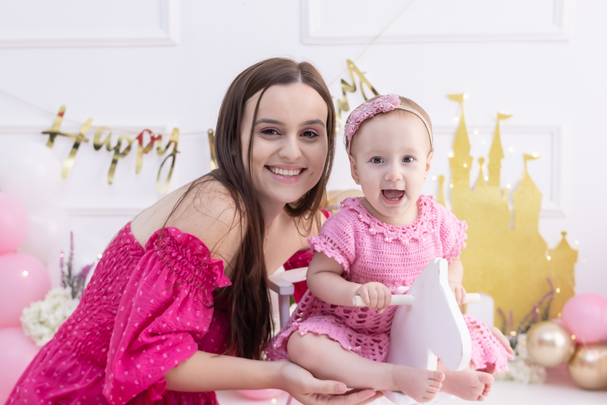 Ensaio smash the cake com a família. Fotos na cama, com cavalinho, na banheira no cenário de princesa. Fotógrafo em londrina especializado em ensaios de bebês e crianças. Momento registrado pela fotógrafa Giscellayne | Gy Fotografia.