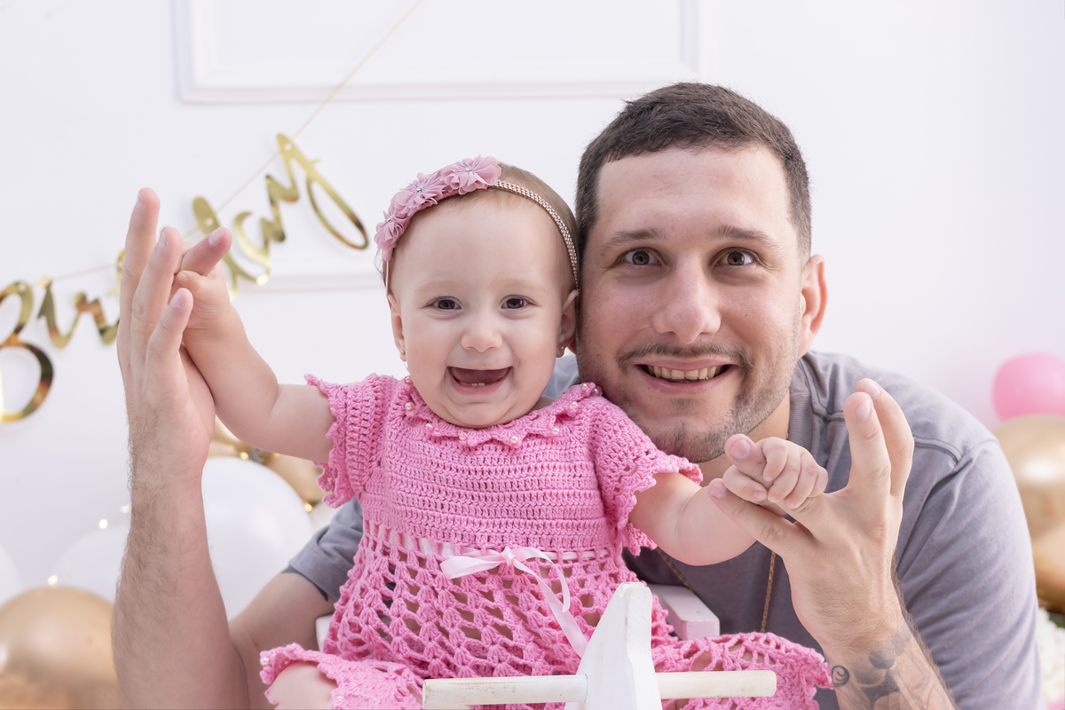 Ensaio smash the cake com a família. Fotos na cama, com cavalinho, na banheira no cenário de princesa. Fotógrafo em londrina especializado em ensaios de bebês e crianças. Momento registrado pela fotógrafa Giscellayne | Gy Fotografia.