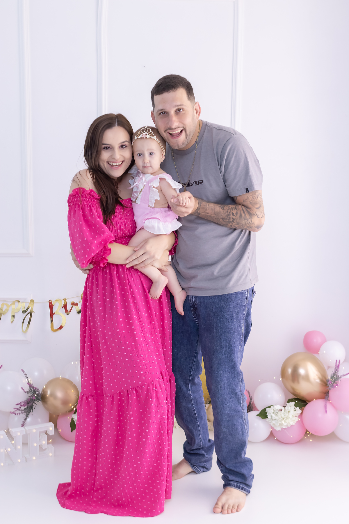 Ensaio smash the cake com a família. Fotos na cama, com cavalinho, na banheira no cenário de princesa. Fotógrafo em londrina especializado em ensaios de bebês e crianças. Momento registrado pela fotógrafa Giscellayne | Gy Fotografia.