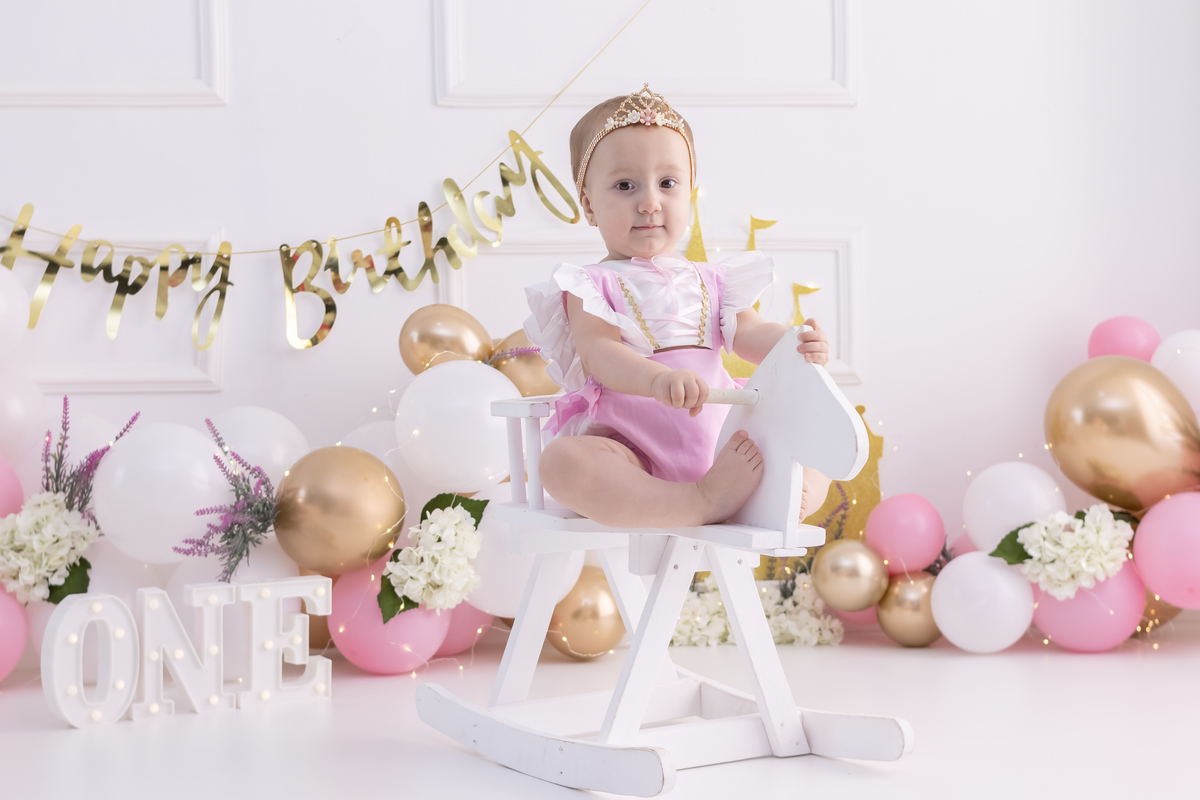 Ensaio smash the cake com a família. Fotos na cama, com cavalinho, na banheira no cenário de princesa. Fotógrafo em londrina especializado em ensaios de bebês e crianças. Momento registrado pela fotógrafa Giscellayne | Gy Fotografia.