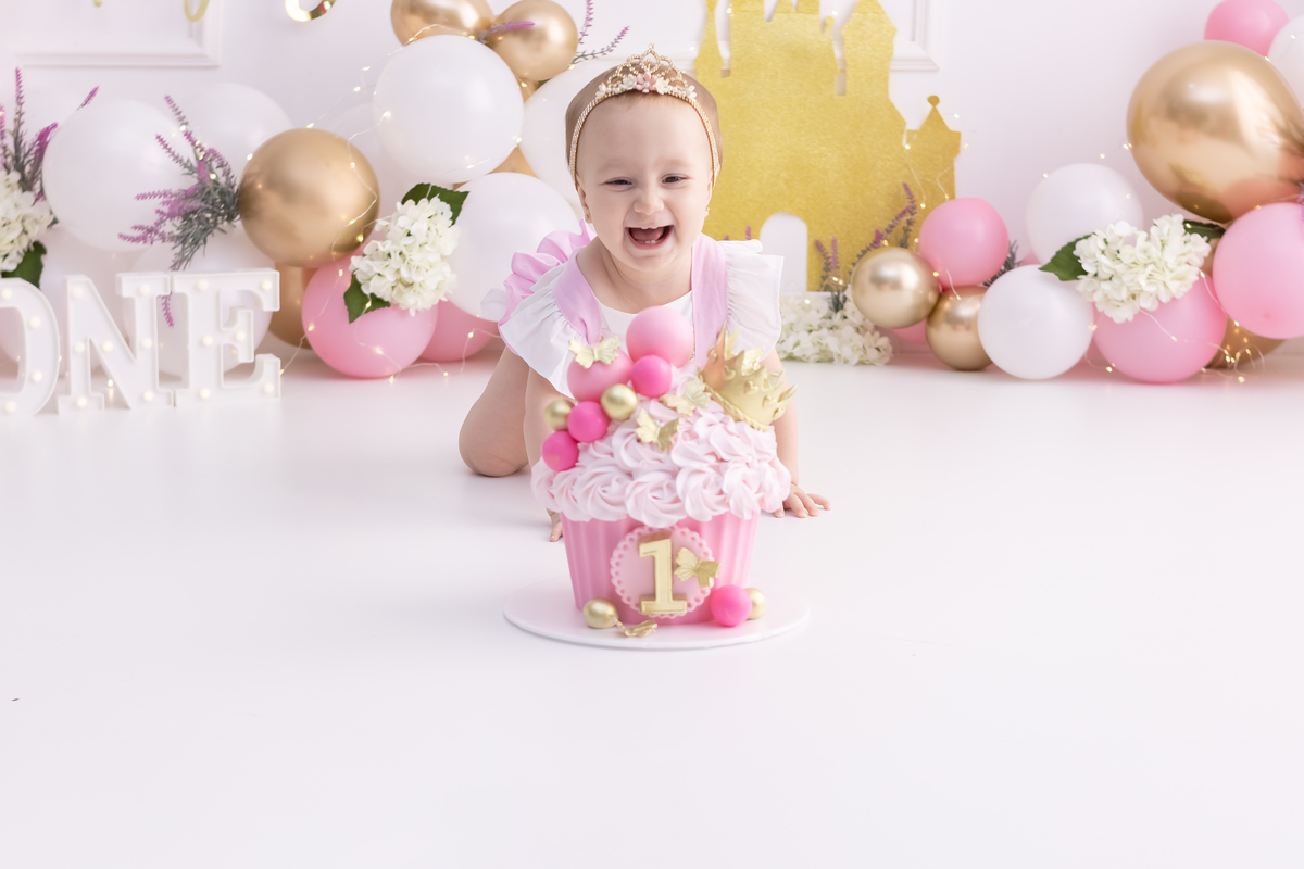 Ensaio smash the cake com a família. Fotos na cama, com cavalinho, na banheira no cenário de princesa. Fotógrafo em londrina especializado em ensaios de bebês e crianças. Momento registrado pela fotógrafa Giscellayne | Gy Fotografia.