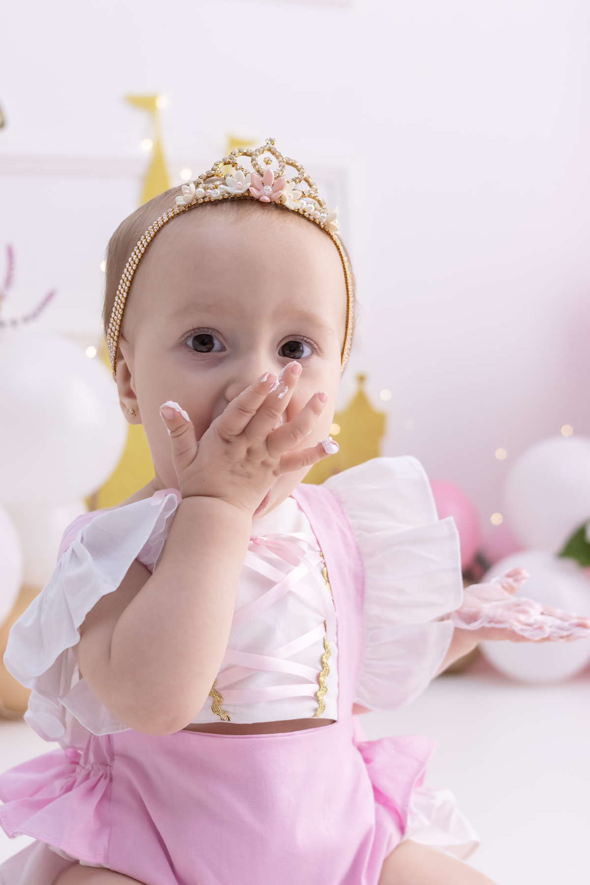 Ensaio smash the cake com a família. Fotos na cama, com cavalinho, na banheira no cenário de princesa. Fotógrafo em londrina especializado em ensaios de bebês e crianças. Momento registrado pela fotógrafa Giscellayne | Gy Fotografia.