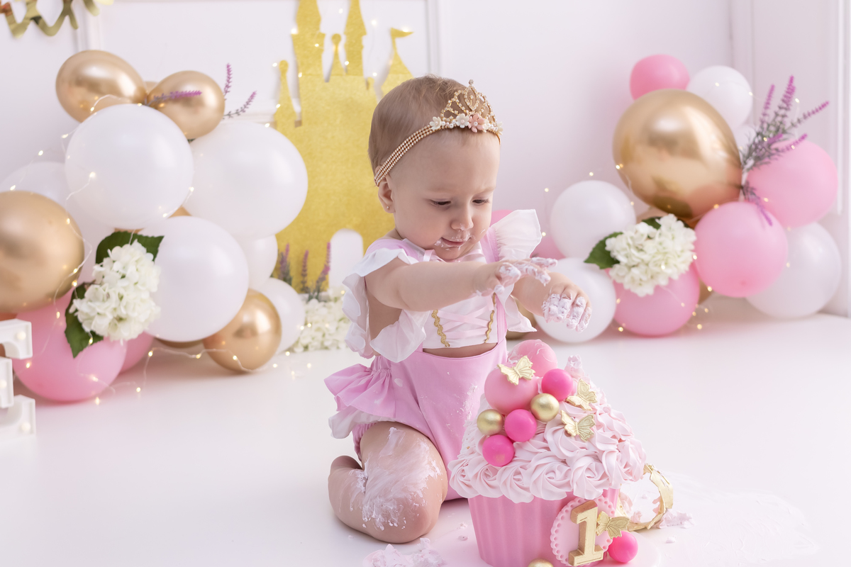 Ensaio smash the cake com a família. Fotos na cama, com cavalinho, na banheira no cenário de princesa. Fotógrafo em londrina especializado em ensaios de bebês e crianças. Momento registrado pela fotógrafa Giscellayne | Gy Fotografia.