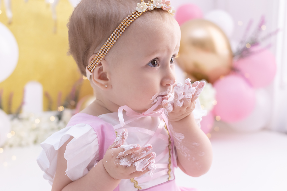 Ensaio smash the cake com a família. Fotos na cama, com cavalinho, na banheira no cenário de princesa. Fotógrafo em londrina especializado em ensaios de bebês e crianças. Momento registrado pela fotógrafa Giscellayne | Gy Fotografia.