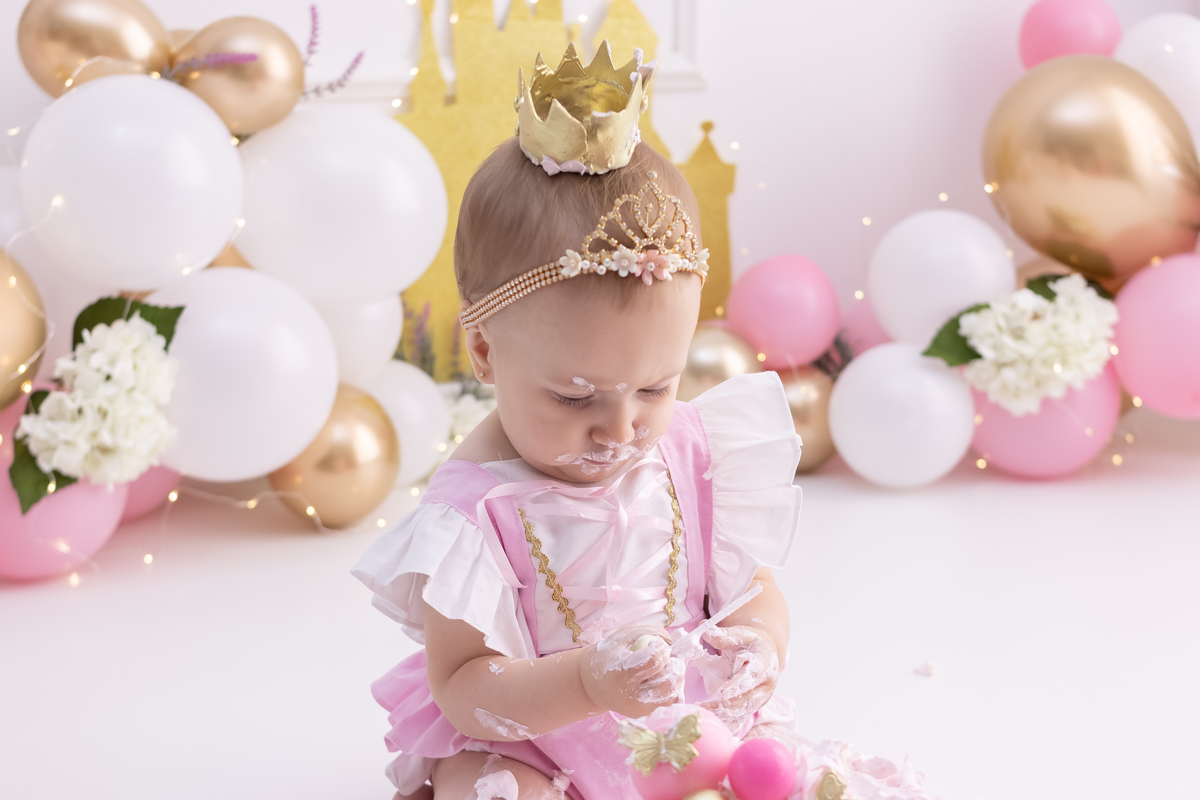Ensaio smash the cake com a família. Fotos na cama, com cavalinho, na banheira no cenário de princesa. Fotógrafo em londrina especializado em ensaios de bebês e crianças. Momento registrado pela fotógrafa Giscellayne | Gy Fotografia.