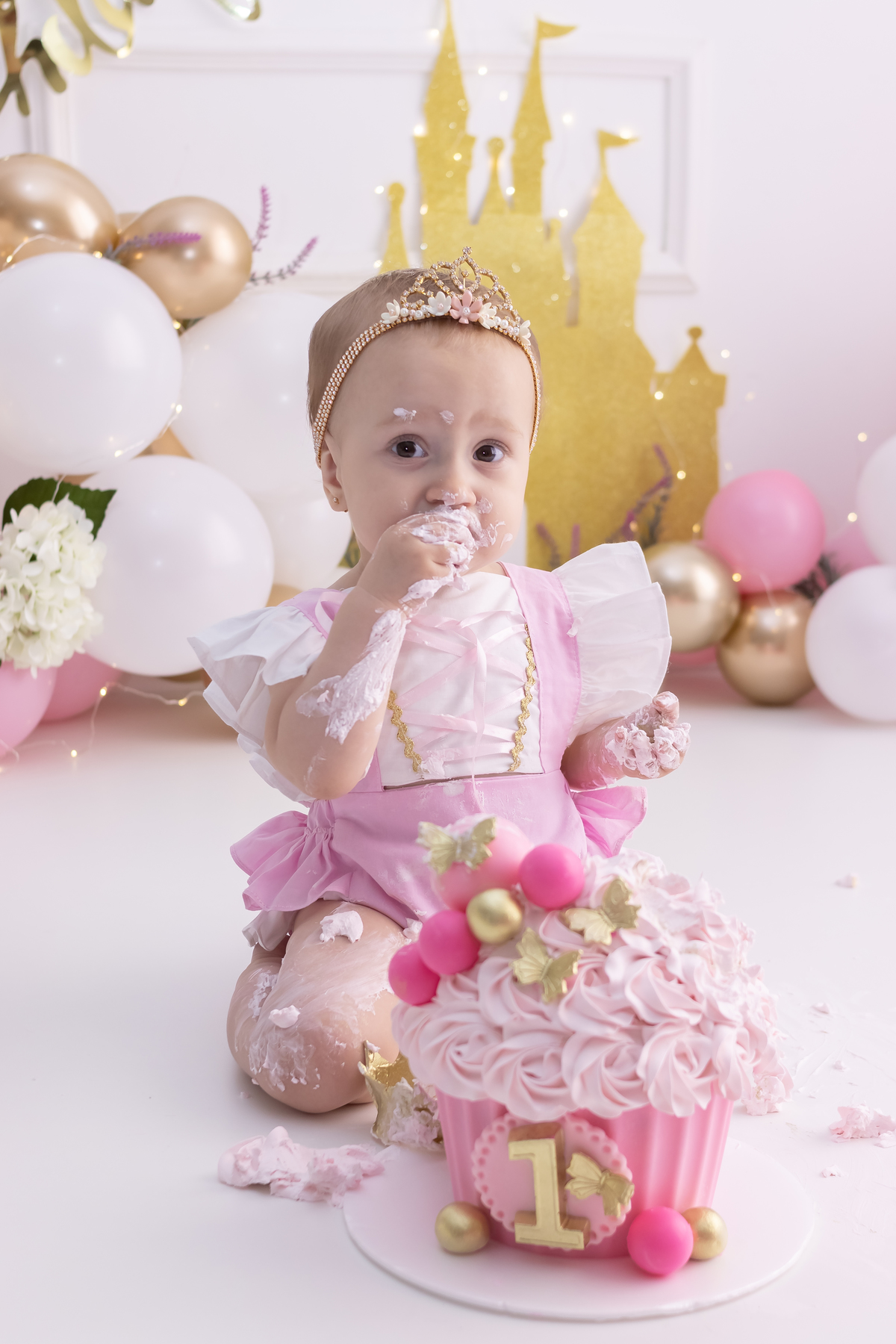 Ensaio smash the cake com a família. Fotos na cama, com cavalinho, na banheira no cenário de princesa. Fotógrafo em londrina especializado em ensaios de bebês e crianças. Momento registrado pela fotógrafa Giscellayne | Gy Fotografia.