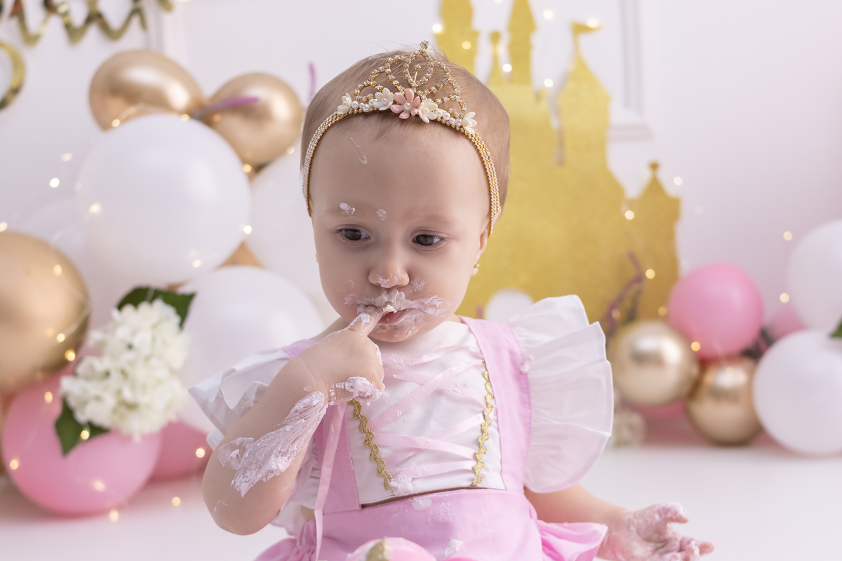 Ensaio smash the cake com a família. Fotos na cama, com cavalinho, na banheira no cenário de princesa. Fotógrafo em londrina especializado em ensaios de bebês e crianças. Momento registrado pela fotógrafa Giscellayne | Gy Fotografia.